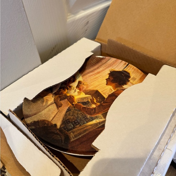 Norman Rockwell "Mother Tucking Children Into Bed" 2009 Decorative Plate - Picture 4 of 4